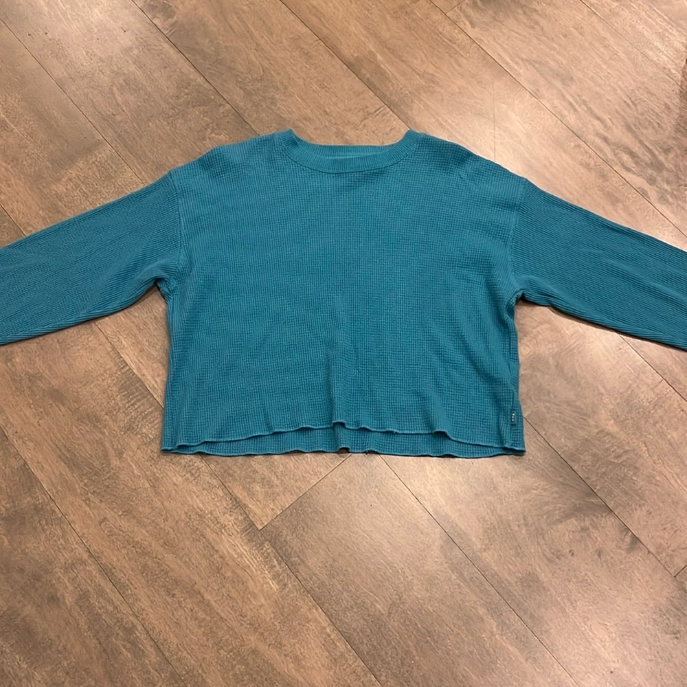 Women’s Aritzia TNA long sleeve.